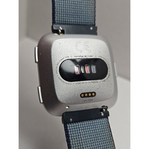 Fitbit Versa FB504 Smartwatch Fitness Heart Rate Bluetooth Extr Bands No Charger - Picture 12 of 13